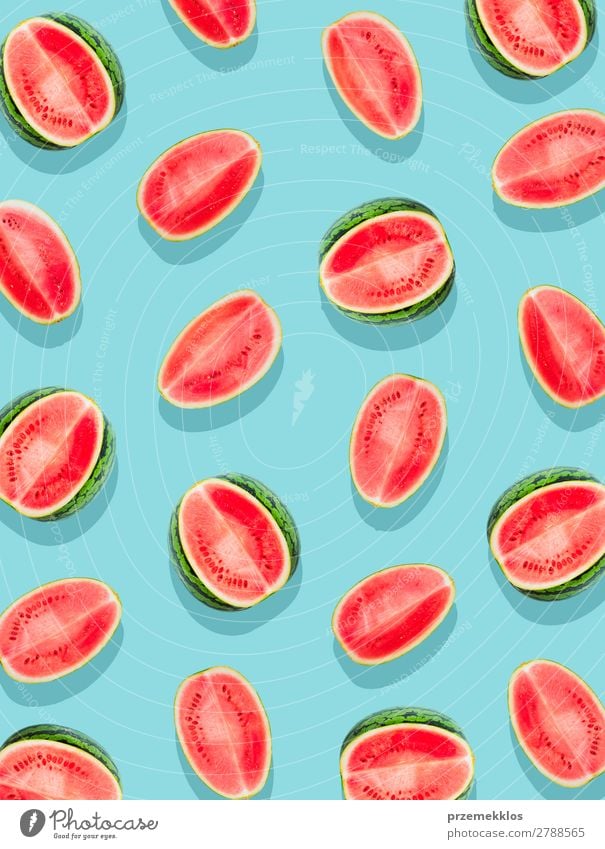 Scheiben aus Wassermelone auf einer glatten Oberfläche, die in leuchtendem Blau lackiert ist. Frucht Ernährung Essen Vegetarische Ernährung Diät Sommer frisch