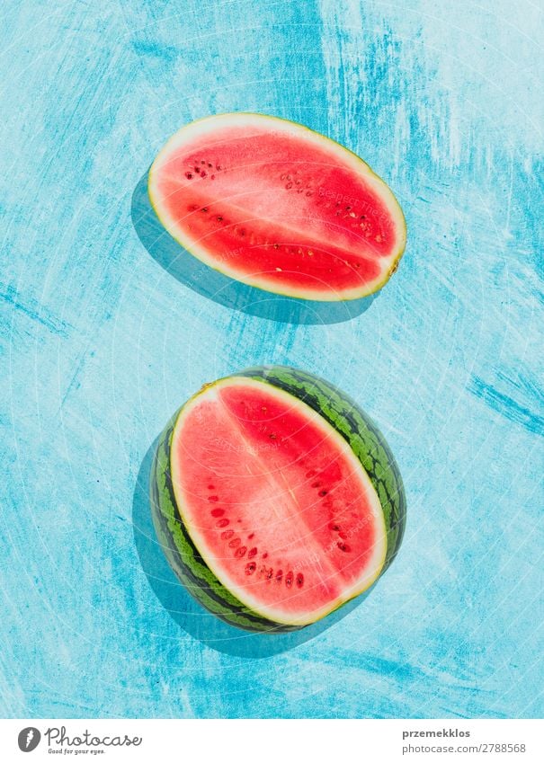 Stücke von Wassermelone auf Hintergrund in blau gemalt Frucht Ernährung Essen Vegetarische Ernährung Diät Sommer frisch lecker natürlich saftig Sauberkeit grün
