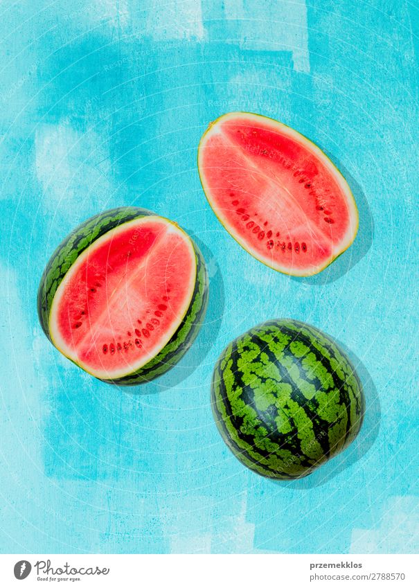 Stücke von Wassermelone auf Hintergrund in blau gemalt Frucht Ernährung Essen Vegetarische Ernährung Diät Sommer frisch hell lecker natürlich saftig Sauberkeit