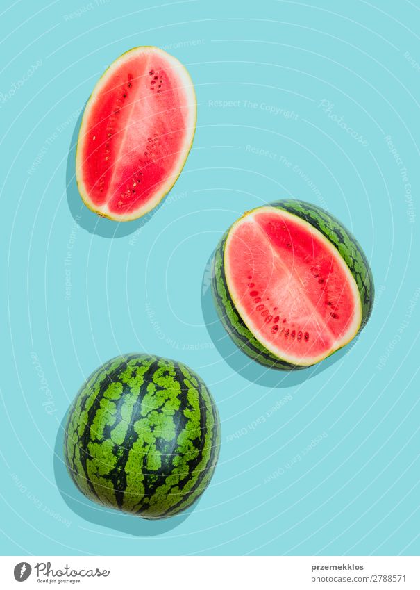 Stücke von Wassermelone auf schlichtem blauem Hintergrund Frucht Ernährung Essen Vegetarische Ernährung Diät Sommer frisch hell lecker natürlich saftig
