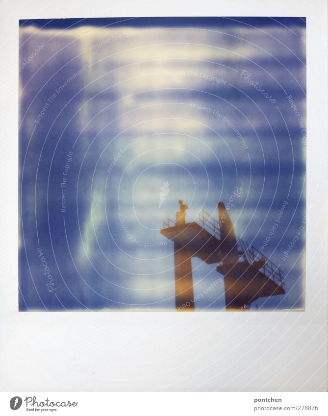 Polaroid. Mensch auf Sprungturm in 10 Meter Höhe. Mut Freizeit & Hobby Sportstätten stehen Freibad Sprungbrett Himmel blau Plattform Farbfoto Außenaufnahme Tag