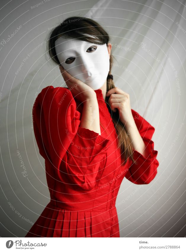 Sandra Vorhang Gardine feminin Frau Erwachsene 1 Mensch Schauspieler Maske Kleid brünett langhaarig Zopf beobachten festhalten Blick stehen schön Leidenschaft