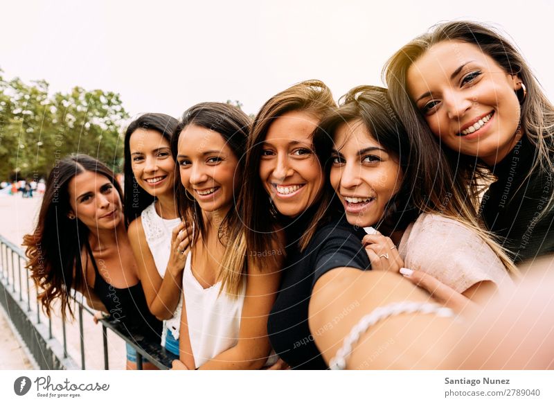 Lustige Mädchen, die mit einem Smartphone Fotos machen. Selfie nehmen Freundschaft Freude Menschengruppe Frau Glück Lächeln schön Sommer Jugendliche Lifestyle