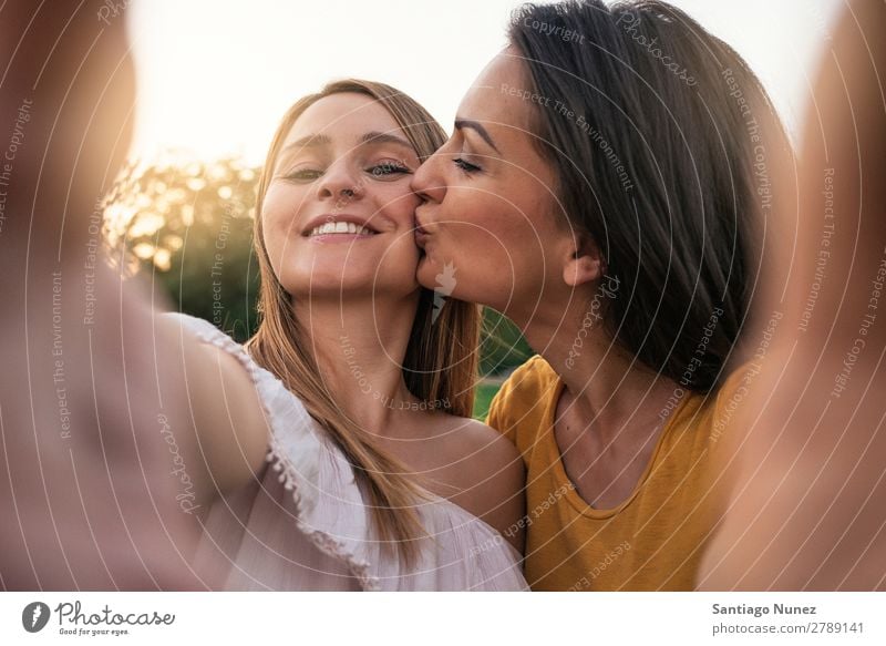 Schöne Frauen Die Spaß Im Park Haben Ein Lizenzfreies Stock Foto Von Photocase 