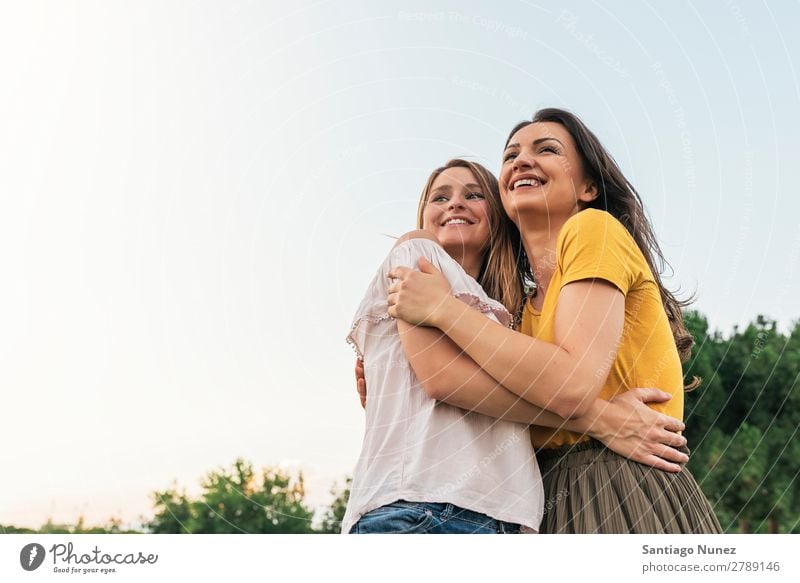 Schöne Frauen lächeln und Spaß haben. Picknick Freundschaft Jugendliche Park Glück Umarmen Sommer Mensch Freude Spielen Erwachsene Mädchen hübsch Porträt schön