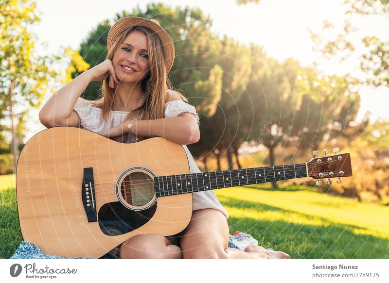 Schone Frau Die Gitarre Spielt Ein Lizenzfreies Stock Foto Von Photocase