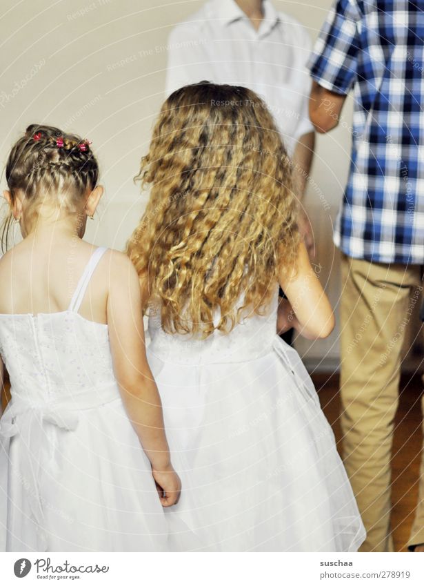blumenmädchen Mensch feminin Mädchen Kindheit Körper Haut Kopf Haare & Frisuren Rücken Arme 4 3-8 Jahre Leichtigkeit Hochzeit Familienfest Feier Kleid Farbfoto