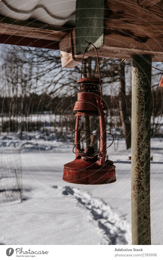 Alte Laterne in der Nähe des Schneefeldes Winter Feld alt Vilnius Litauen erhängen Konstruktion rot Wiese Licht Lampe kalt Landschaft Jahreszeiten Frost Wald