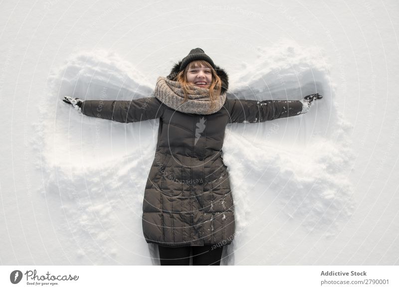 Frau in Winterkleidung macht Schneeengel Engel anhaben lügen Vilnius Litauen Spielen Feld Spaß haben Stoff Dame Jugendliche Outfit Wärme Mantel Jahreszeiten