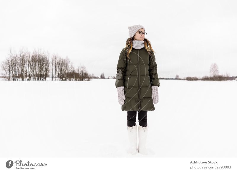 Junge Frau im Winter trägt auf dem Schneefeld Feld anhaben Vilnius Litauen Wiese Stoff Wärme Dame Jugendliche attraktiv schön Natur weiß Landschaft kalt Frost