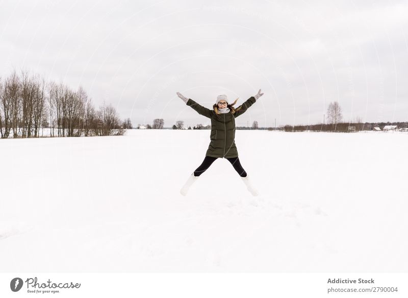 Frau beim Springen zwischen Schneefeld Feld springen Winter Vilnius Litauen Spaß haben anhaben Jugendliche Dame Wiese Himmel Wolken kalt Natur Fröhlichkeit