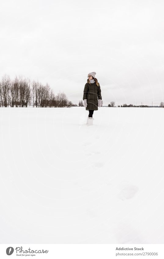 Frau beim Springen zwischen Schneefeld Feld Winter Vilnius Litauen Spaß haben anhaben Jugendliche Dame Wiese Himmel Wolken kalt Natur Fröhlichkeit Jahreszeiten