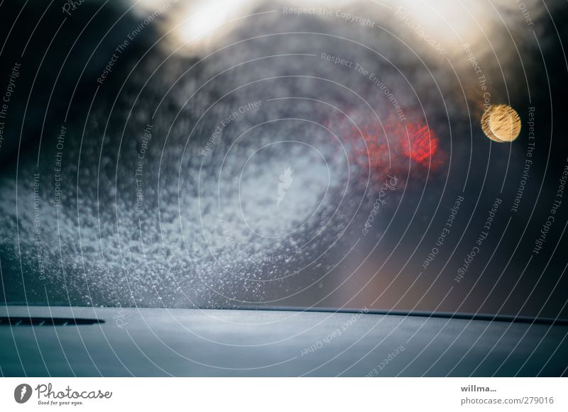 Erfrischung, gespritzt Windschutzscheibe Wasserspritzer nass spritzen Sauberkeit Autofahren Verkehr Scheibenwischer Rücklicht Reinigen Abend Dämmerung