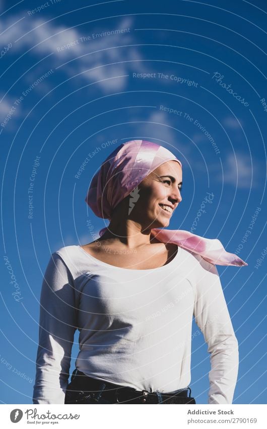 Junge schöne Frau mit Krebs-Kopftuch Erkenntnis Krankheit selbstbewußt stehen Überlebender Foulard Erwachsene Kämpfer Kampagne rosa Erholung Frauenbrust Patient