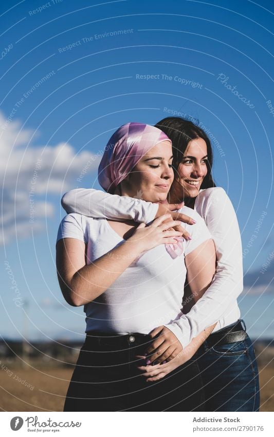 Zwei junge, schöne Frauen mit Krebs-Kopftuch Erkenntnis Krankheit selbstbewußt stehen Überlebender Foulard Erwachsene Kämpfer Kampagne rosa Erholung Frauenbrust