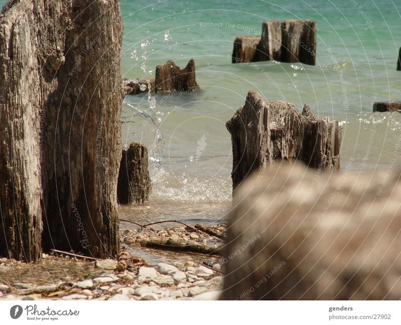 gestranded Holz Strand gefroren Wasser holzpflöcke Küste Stein turkies ruhig wassersprizter Niveau tief freeze Wassertropfen Bucht