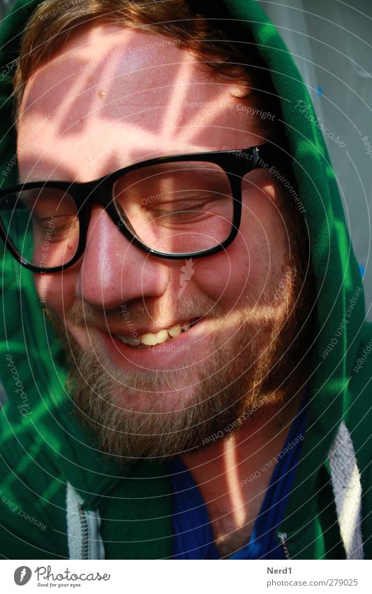 Ha maskulin Junger Mann Jugendliche 1 Mensch 18-30 Jahre Erwachsene positiv grün lachen Brille Farbfoto Innenaufnahme Experiment Porträt geschlossene Augen