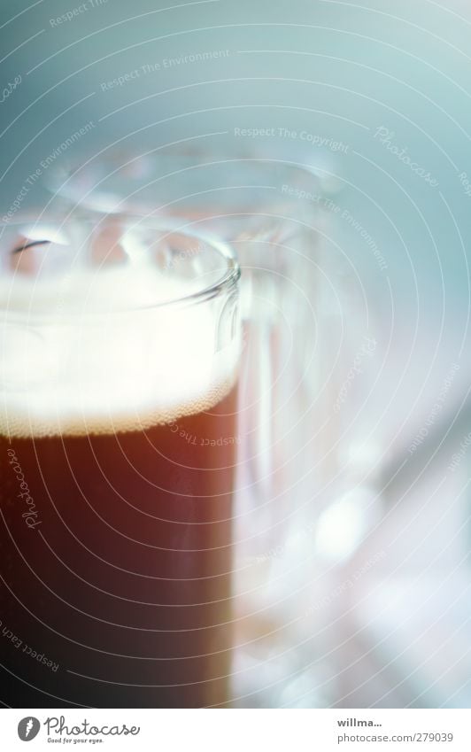 Dunkles Bier Getränk Glas Bierglas trinken Gastronomie lecker braun voll leer Alkoholsucht hell-blau Bierschaum dunkles Bier Farbfoto Außenaufnahme Menschenleer