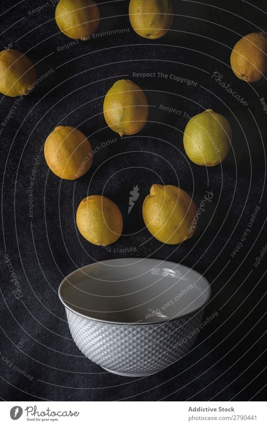 Frische Zitronen auf dunklem Hintergrund. Lebensmittel Frucht frisch gelb Vitamine Saft Entzug Diät organisch Hintergrundbild tropisch Limonade Rohmaterial