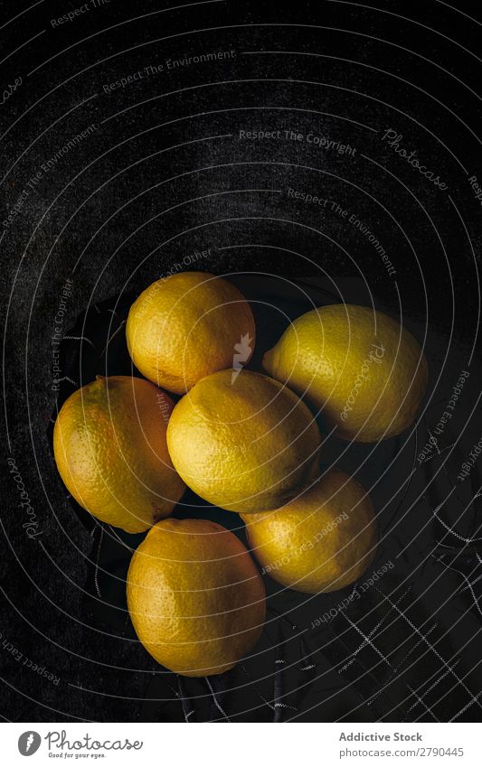 Frische Zitronen auf dunklem Hintergrund. Lebensmittel Frucht frisch gelb Vitamine Saft Entzug Diät organisch Hintergrundbild tropisch Limonade Rohmaterial