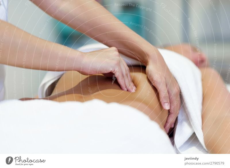 Frau mit Bauchmassage durch einen professionellen Therapeuten Lifestyle schön Körper Behandlung Medikament Wellness Erholung Spa Massage