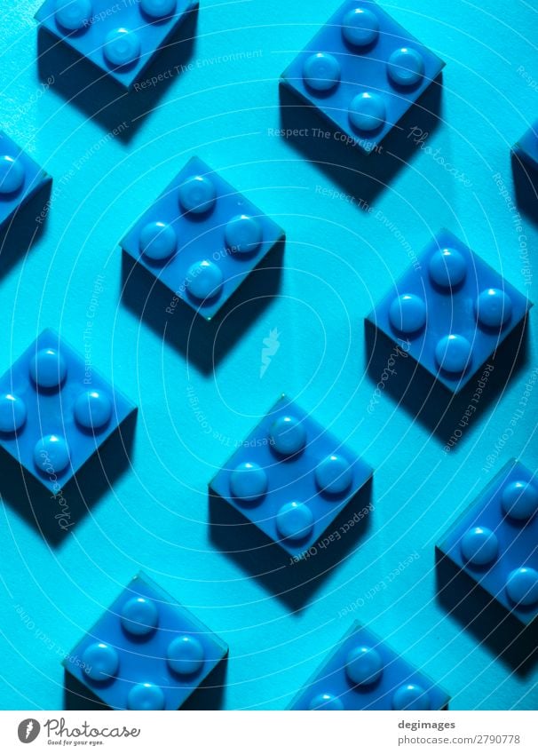 Blaue einfarbige geometrische Kunststoffwürfel. Bauspielzeug Design Spielen Kind Kindheit Spielzeug Backstein bauen blau Farbe Blöcke Hintergrund Reihen