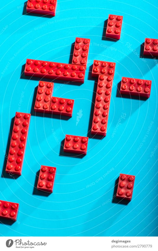 Rote geometrische Kunststoffwürfel kontrastieren auf blauem Hintergrund. Design Spielen Kind Kindheit Spielzeug Backstein bauen rot Farbe Blöcke Reihen