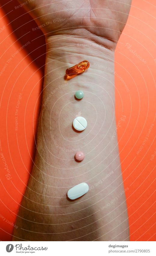 Hand und verschiedene Pillen darauf. Menschliche Haut und Medikamente. Behandlung Krankheit Schmerz Medizin Tablette Gesundheit Verschreibung Pflege Hintergrund