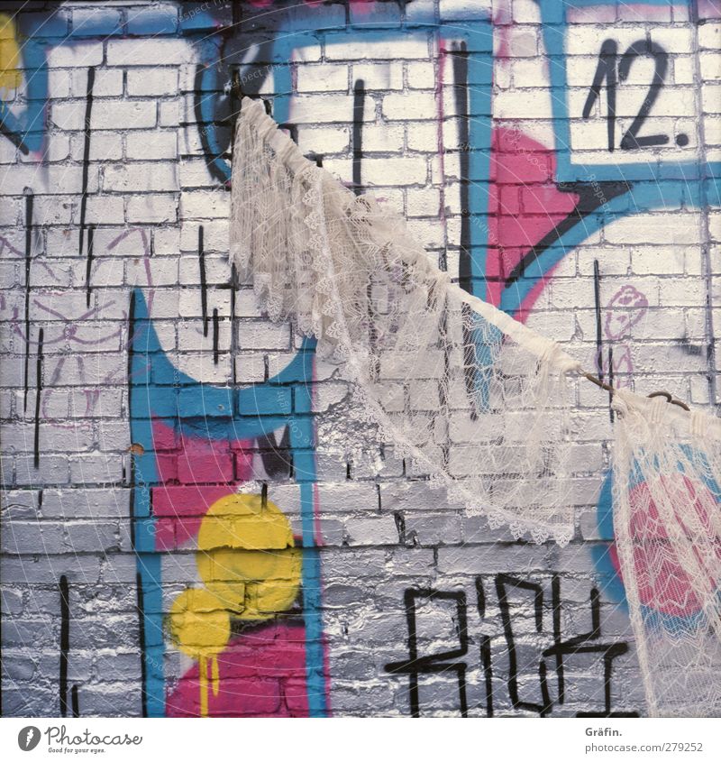 Spießig Haus Seil Kunst Mauer Wand Fassade Stein Schriftzeichen Ziffern & Zahlen Graffiti hängen dreckig einzigartig kaputt Kitsch trashig rosa silber weiß