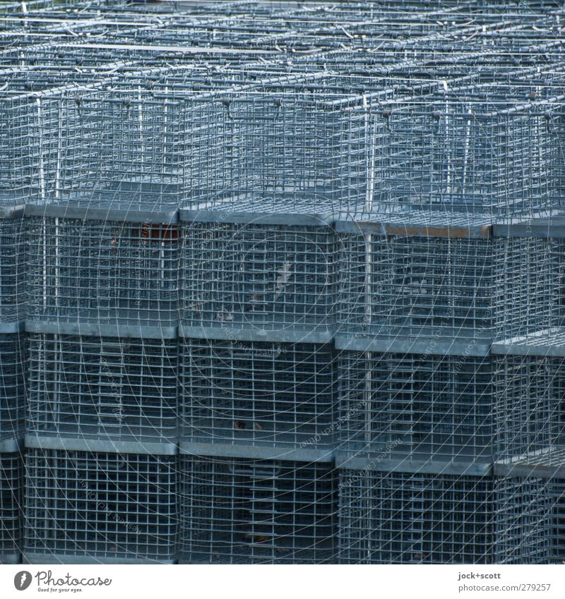 drahtig im Ouadrat Lagerplatz Kasten Sammlung Metall dünn eckig viele grau Ordnung aufeinander Stapel luftig Gitternetz Korb Detailaufnahme abstrakt