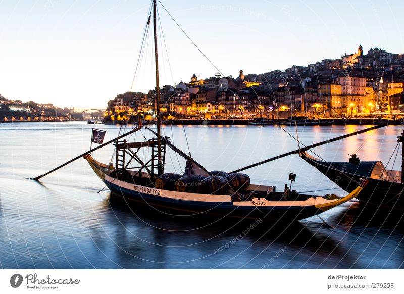 Portweinschiff im Douro in Porto in Portugal Ferien & Urlaub & Reisen Tourismus Ausflug Städtereise Kreuzfahrt Sommer Hafenstadt Stadtzentrum Menschenleer