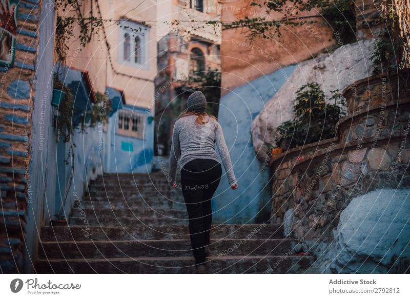 Frau, die auf der Straße die Treppe hinaufgeht. Marokko nach oben laufen Hut Chechaouen Tradition Ferien & Urlaub & Reisen Kultur Großstadt arabisch Stadt