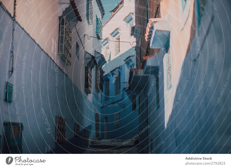 Straße mit alten Gebäuden schmal Chechaouen Marokko Konstruktion Fassade blau Ferien & Urlaub & Reisen Sonnenstrahlen Tag Tourismus schön romantisch Kalkstein