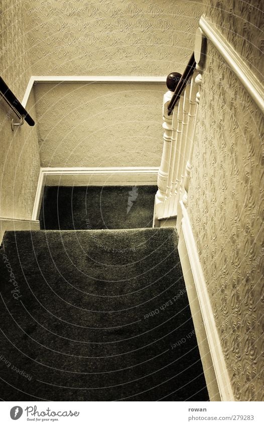 treppab Haus Einfamilienhaus Gebäude Architektur Treppe alt retro Tapete Tapetenmuster Teppich Treppengeländer altmodisch Altbau England Englisch