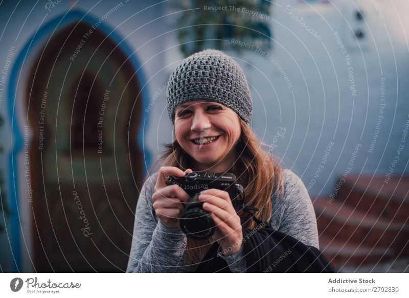 Lachende Frau mit Kamera Straße Marokko lachen Fotograf professionell Hut Chechaouen Tradition Ferien & Urlaub & Reisen Kultur Großstadt arabisch Stadt