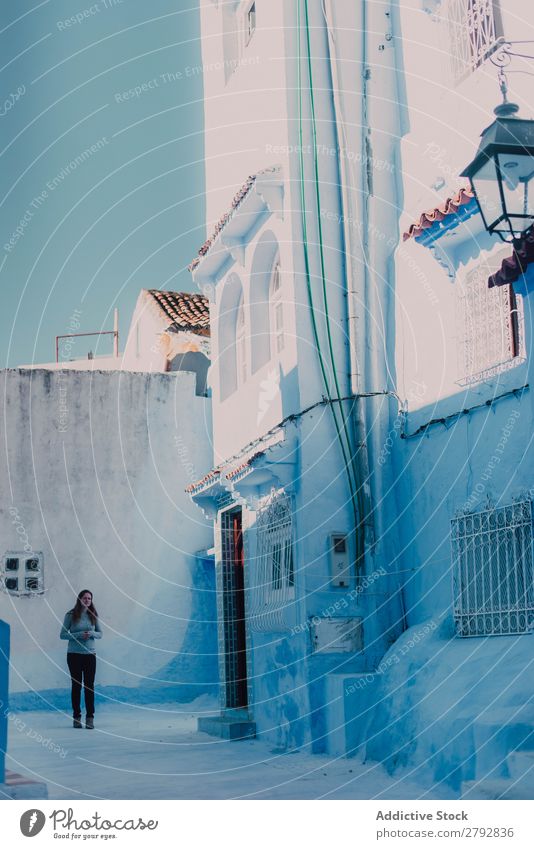 Touristenfrau, die auf einer weißen Straße spazieren geht. Frau laufen Marokko Chechaouen Tradition Ferien & Urlaub & Reisen Kultur Großstadt arabisch Stadt