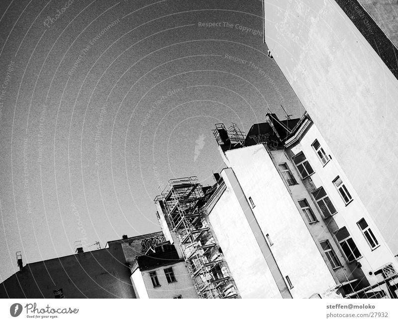 Berlin 2002 Osten Mauer Brandmauer Haus Fenster Stadt Demontage Altbau Backstein Putz Fassade Wolken grau trist verfallen taumeln Architektur Deutschland DDR