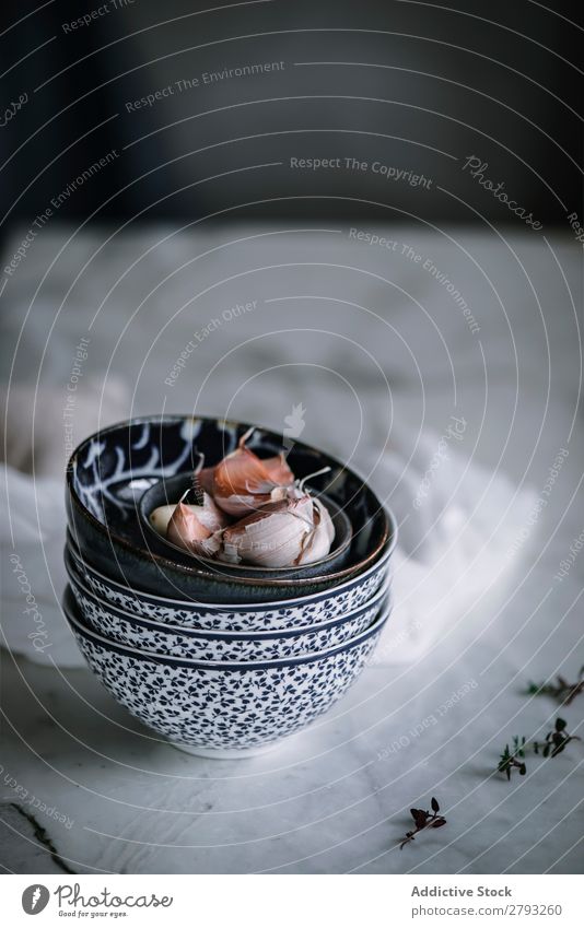 Knoblauchzehen in bunter Schüssel für die Nachtwache potaje Nelken Schalen & Schüsseln kochen & garen ornamental Anhäufung Wache Gewürz Kreativität Marmor