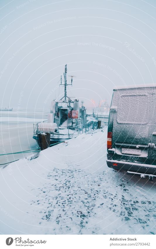 Van und Boot im arktischen Hafen Wasserfahrzeug Portwein Kleintransporter Winter Arktis Großstadt Meer Schnee Industrie Verkehr modern kalt Frost Norden polar