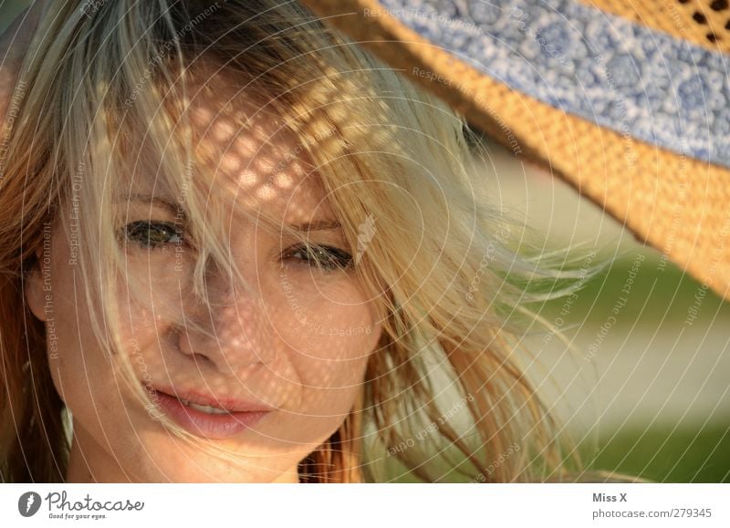 Sonnenmuster Sommer Sommerurlaub Sonnenbad feminin Junge Frau Jugendliche Gesicht 1 Mensch 18-30 Jahre Erwachsene Hut blond schön Erotik Stimmung Fröhlichkeit