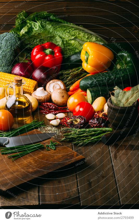 Kochzutaten und -utensilien auf dem Tisch kochen & garen Zutaten Utensilien Gemüse Erdöl Lebensmittel Essen zubereiten Küche sortiert frisch organisch natürlich