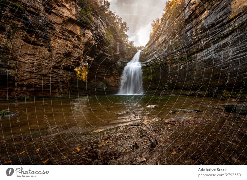 Fantastischer Wasserfall bei bewölktem Himmel auf dem Land See Klippe Wolken Tag strömen Kantonigros Barcelona Spanien Natur Landschaft Felsen Kaskade Tourismus