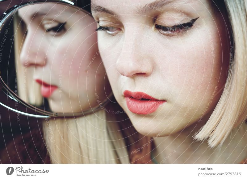 Nahaufnahme einer Frau mit Make-up elegant Stil Haare & Frisuren Haut Gesicht Kosmetik Schminke Lippenstift Behandlung Spa Spiegel Mensch feminin Junge Frau