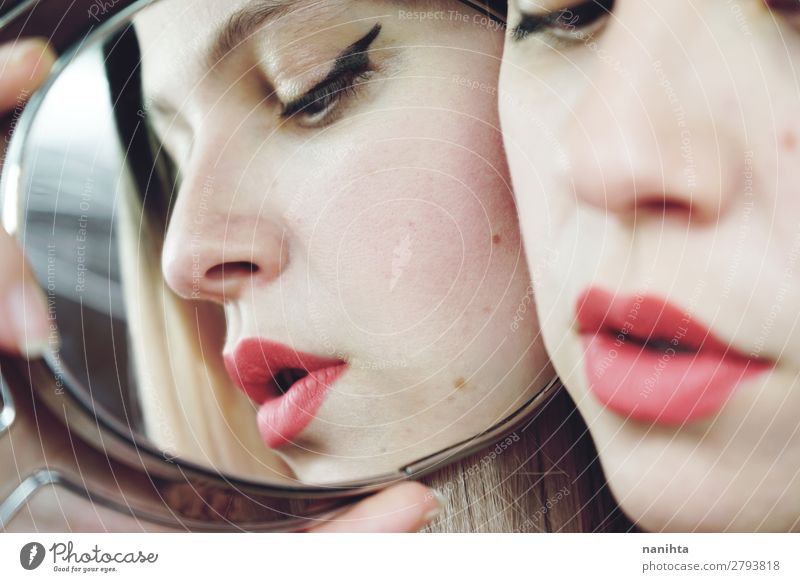 Nahaufnahme einer Frau ohne Make-up Stil schön Haut Gesicht Kosmetik Schminke Lippenstift Behandlung Spa Spiegel Mensch feminin Erwachsene 1 18-30 Jahre