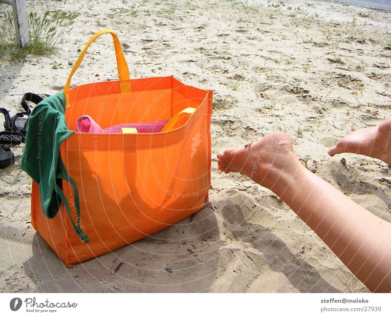 mädchen am strand Strand Sommer Freizeit & Hobby Ferien & Urlaub & Reisen Tasche Frau Wade Zehen braun weiß grün Bikini schön See Meer Sand Erholung Beine Fuß