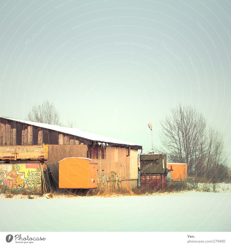 Zu Besuch in Trostlosistan Wolkenloser Himmel Schnee Baum Dorf Haus Gebäude Halle Dach blau Container Graffiti Farbfoto Gedeckte Farben Außenaufnahme