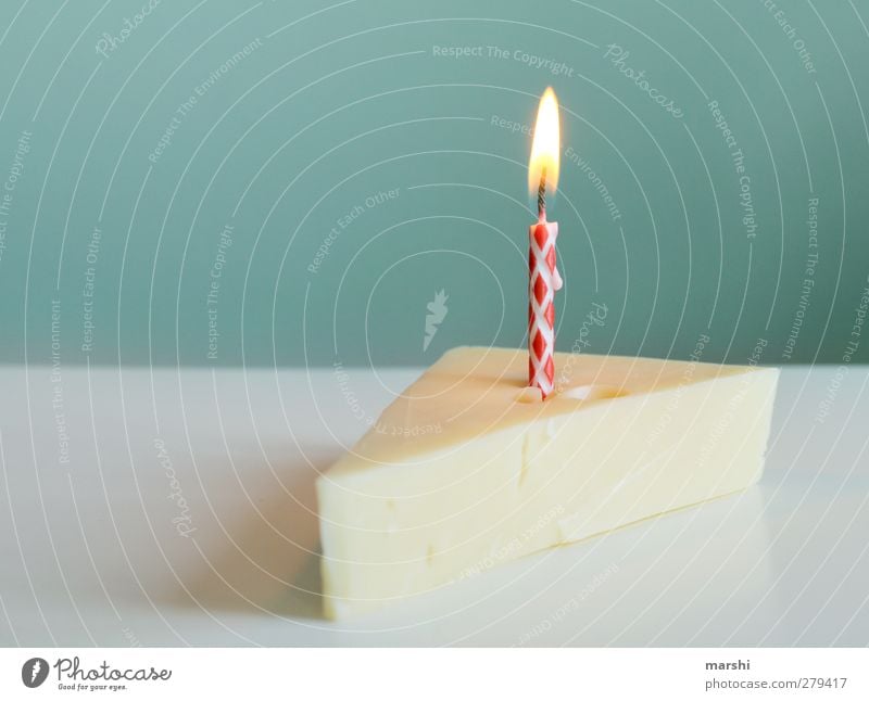 ein Stück Käsekuchen Lebensmittel Dessert Ernährung Essen gelb käsekuchen kuchenstück Kuchen Kerze Kerzenschein Geburtstag Geburtstagstorte Geburtstagswunsch