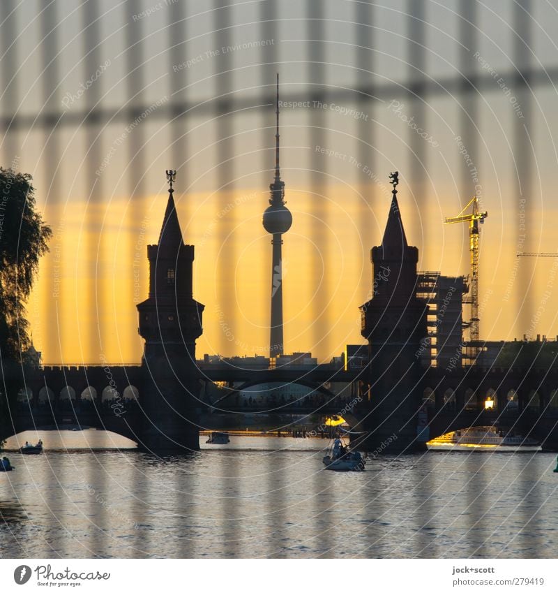Kreuzberg mittendrin und dazwischen Friedrichshain Sightseeing Wolkenloser Himmel Sommer Fluss Spree Hauptstadt Brücke Turm Sehenswürdigkeit Wahrzeichen