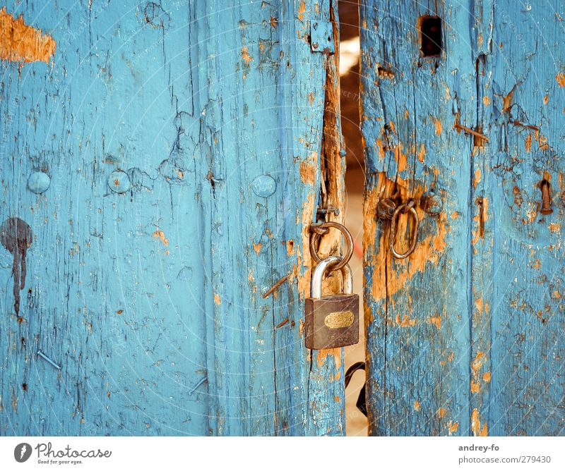 Schloss alt Armut historisch blau Kraft Wachsamkeit Angst Aggression Senior Ärger Verbote Zerstörung Tür kaputt gebrochen Diebstahl Holz Metall Metallwaren