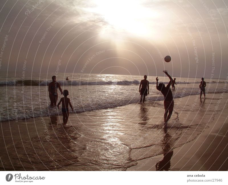 Strand 3 Sonnenuntergang Natur spielend mit Ball Wasser Sand
